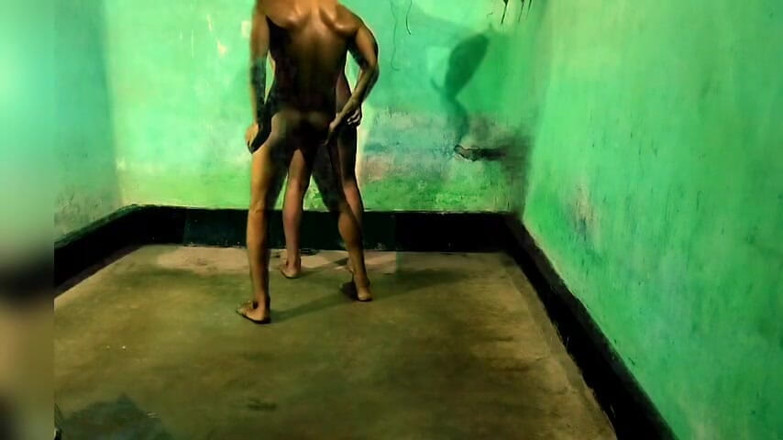 Desi Tits: Gay porno hetero chlap šuká Twink Femboy ve stoje anl sex