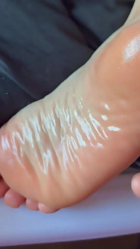 Xuất tinh vào lòng bàn chân đầy dầu gợi cảm cận cảnh footfetis nghiệp dư có thật pov