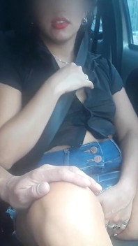 Un inconnu masturbe ma copine dans un parc public