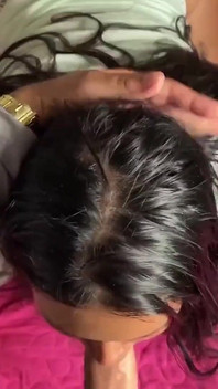 Gadis hot ini lagi asik berbaring di ranjang sampai wajahnya dicrot sperma hangat