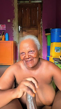 Nenek bertetek besar cantik mahu merasai air mani saya