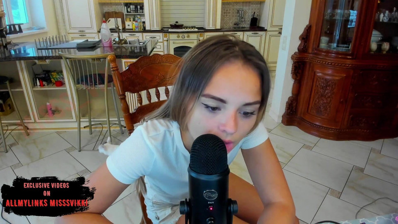 misss_vikki: Asmr chica universitaria lame micrófono
