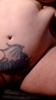 Gordita milf sacudiendo apretando su vientre gordo