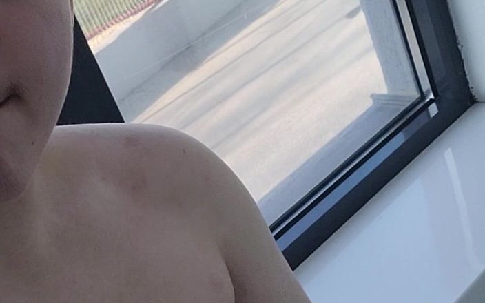 Dustins: Pulchny chłopiec pokazuje dupka i masturbuje się przed oknem