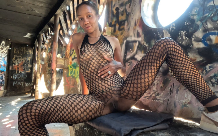 Jay Mo: Schattige slanke zwarte slet wordt buiten geneukt