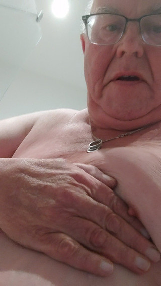 Karlchengeil: Agonizante paliza en teta