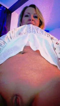 Kat-Licious: Klicken Sie für Gif Kat-licious sexy tanz in Denim Tank...