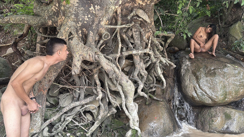 Angel_foxxx: Objevuji domorodou dívku masturbující na vrcholu velkého obřího kamene, přiblížím...