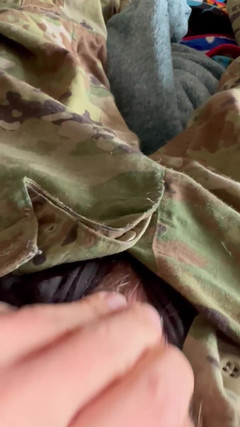 Gay Soldier Stuff: Armádní Solider si honí v uniformě v černých boxer kalhotách své...