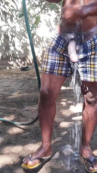 Sevgilinin yarağını yıkıyor, aldatan bir fahişe kadın