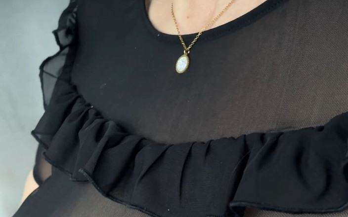 Lady Oups: 차 안의 MILF가 섹스 토이, 목걸이, 마이크로스커트, 그리고 시스루 상의를 입고 있다