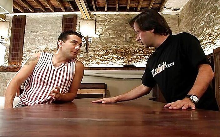 Videos Francaises: Awek Perancis dengan tetek yang menakjubkan berkongkek di bar