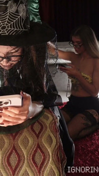 Due troie di halloween arrapate e calde fanno sborrare un grosso cazzo amatoriale in una festa di halloween cfnm con costumi