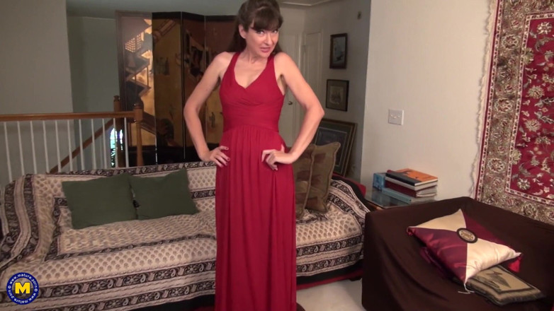 Mature Solo NL: Seksi olgun amında büyük bir yarak istiyor ama sadece vibratör...