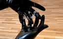 Fetish Pengu: Spuug met latex handschoenen - kwijlen op rubber