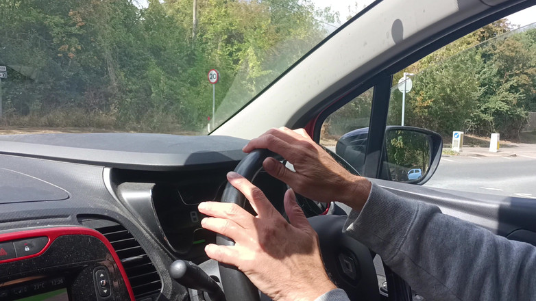 Rockardglans: Sexy Dilf taxichauffeur grote onbesneden pik aftrekken en klaarkomen - Rockard...