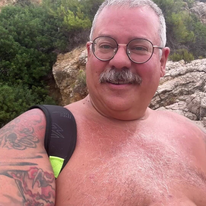Hand-Free-Daddy-Chub: ビッグベリーゴルファー 引退したハンサムな年配男性
