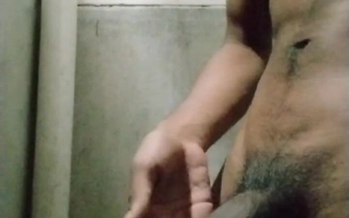 Deshi boys: Bangladesh - chico sexy disfrutando de sí mismo en el baño