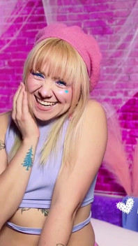 Lascia che ti conti per pisciare! Questa barbie è una vera porca!