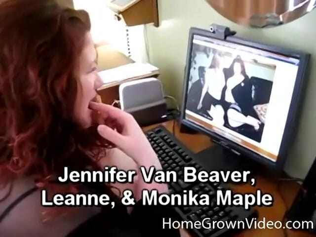 Homegrown Lesbian: Jennifer beaver lagi asik muasin dua cewek lesbian