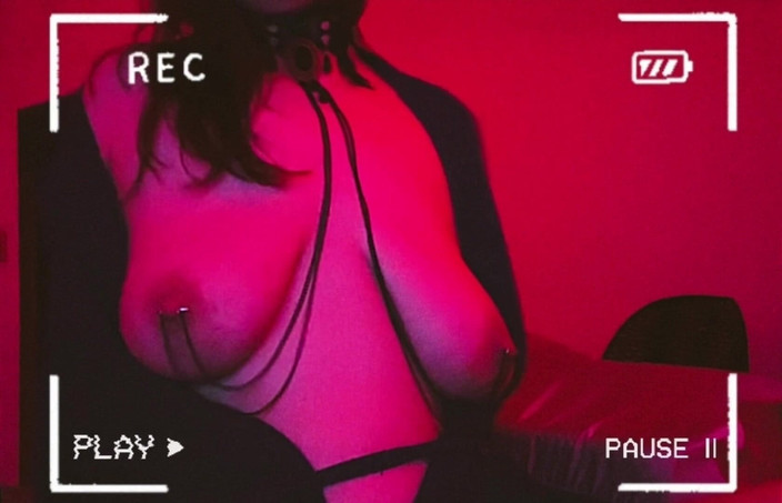 Mrs_KittyCat: Sexy MILFka si hraje s propíchnutými prsy