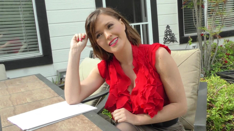 Perv Milfs n Teens: Krissy lynn si bagna quando afferra un cazzo e lecca...