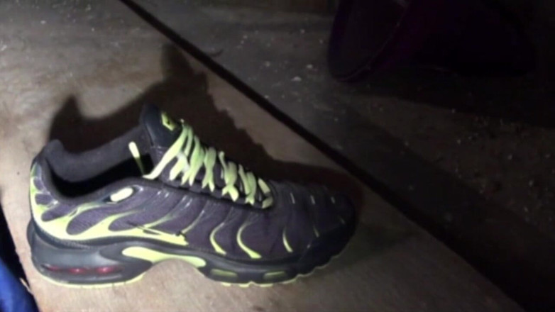 Sneaker gay: Schlampe unterwürfickte sich den Turnschuhen von julien, einem schuppigen jungen