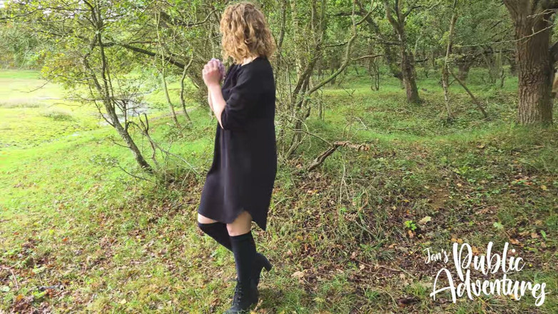 Sarah Calanthe: Dedilhando minha buceta na floresta