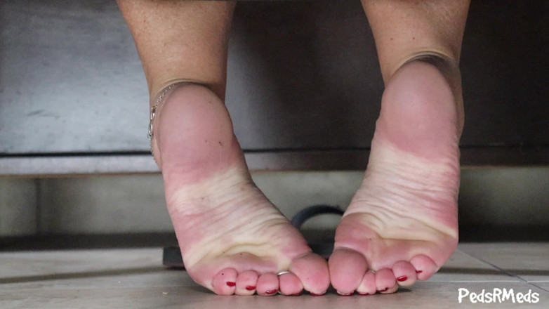 PedsRMeds: Wonderfeetwoman unter dem stuhl fuß necken