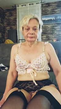 bahut sundar seksi adhovastr pahni paripakv aur mohak chodne laayak mammi, apni choot ke saath khelti hai