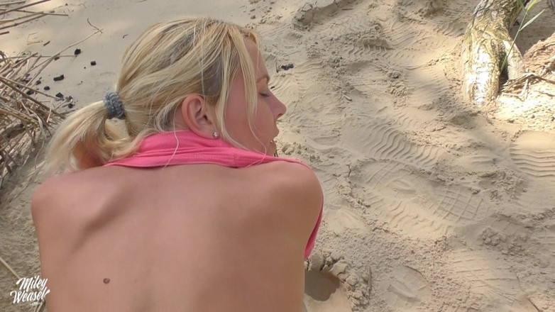 Miley Weasel: Ach ne !! Fotograf stříká všechno do mé kundičky!!