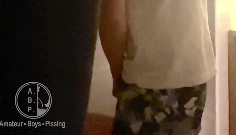 AmateurBoysPissing: Přistižen při chcaní na jeho kamaráda ve vaně