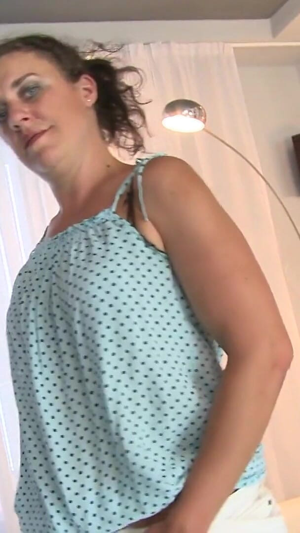 Mature Solo NL: Napalona gospodyni Sofiah dobrze się bawi ze sobą