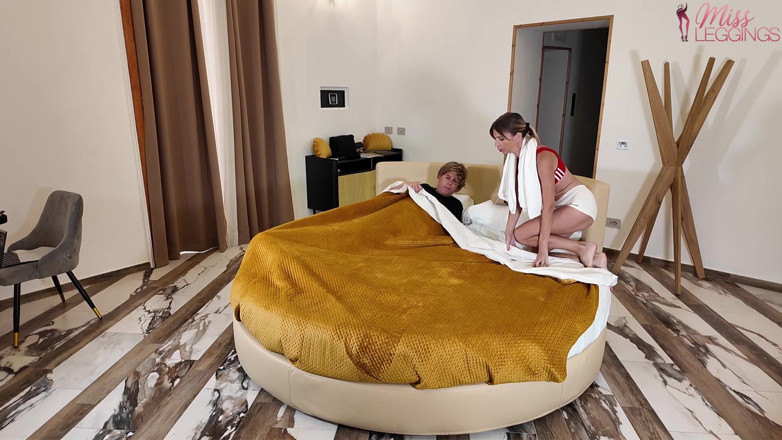 MissLeggings: Zia Schifata Sorprende Il Giovane Nipote Segarsi Su Una Sua...