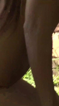 Der analfick eines schönen mädchens im wald