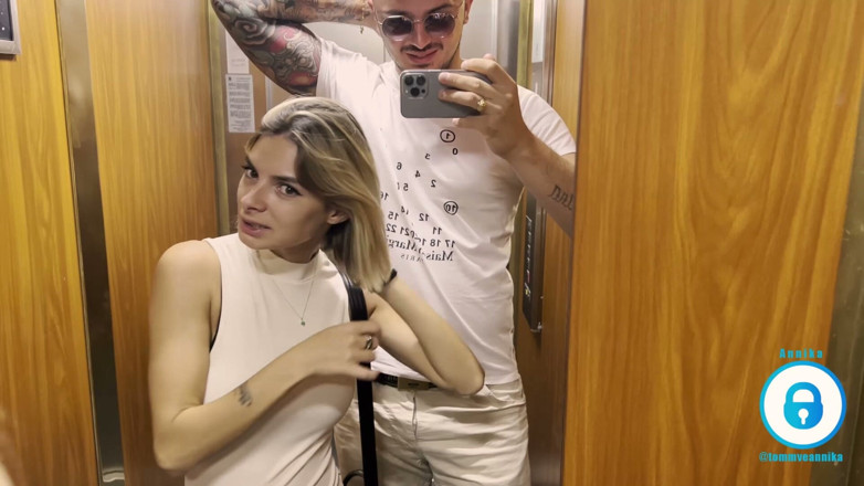 Tommy e Annika: ブカレスト周辺で、少女はタクシーに乗って夕食に連れて行かれました。イタリアでの対話。屋外で。