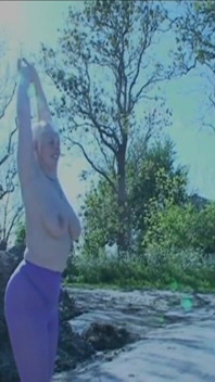 Sexy blondýnka s obrovskými prsy ponižuje venku bičováním