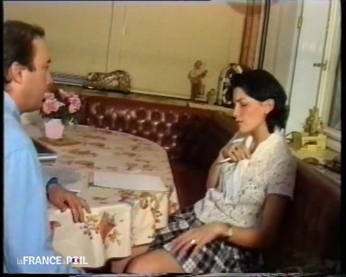 French Family Secrets: O studentă slab concentrată mai dispusă să se fută!