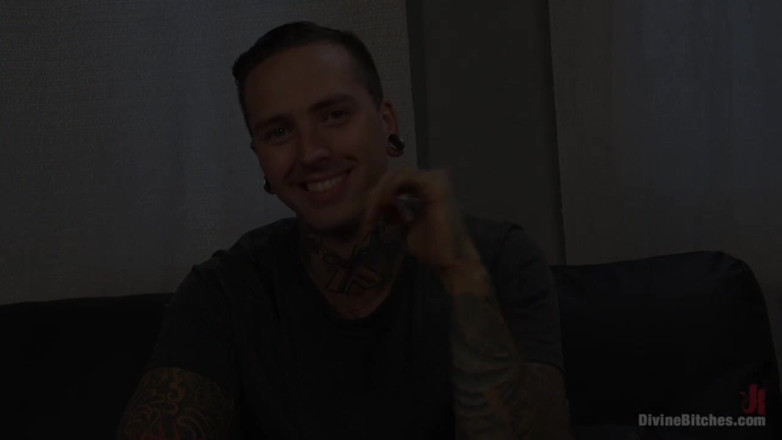 Divine Bitches by Kink: Чоловік соромиться: коригування анального ставлення