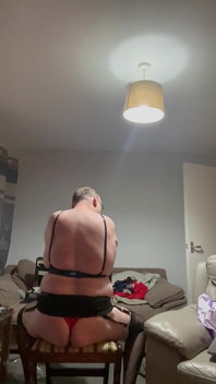 Cette travesti gay coquine adore se faire baiser par un soutien-gorge noir