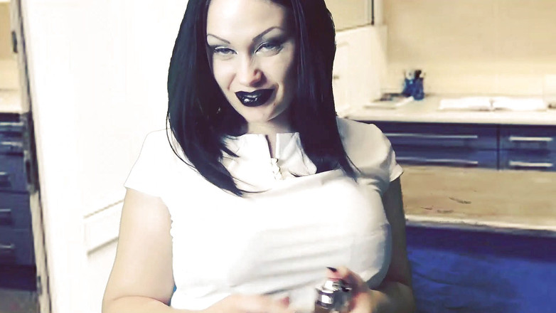 Goddess Misha Goldy: 我的第一部幻想吞噬影片！性感的恶魔会吮吸男人的生命，并送他们的男性身体在她的肚子里消化他们！