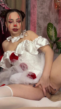 Napalona clown loszka Ellise zakrada się do sypialni i bawi się, aż eksploduje