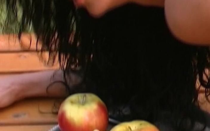 Busty German Sluts: Bu Alman genç kız ağzına bir şey sokmayı seviyor