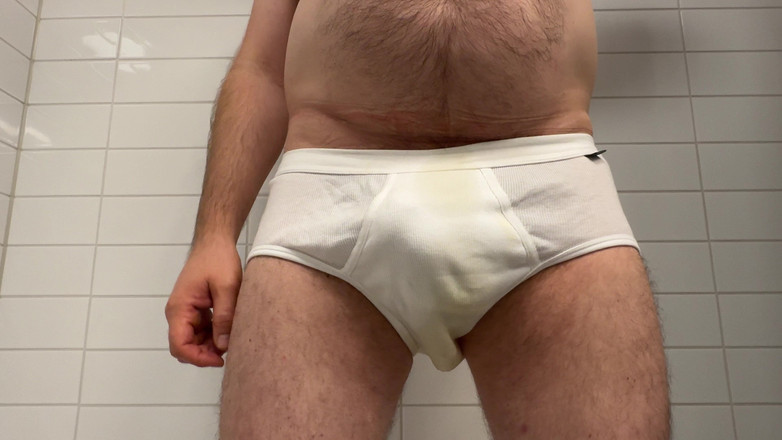 Beardedcummer: 爸爸撒尿他的新白色三角裤