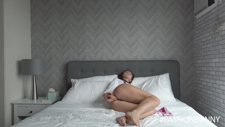 PassionBunny: Tienervrouw probeert harde dubbele penetratie