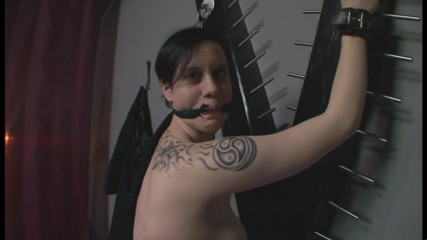 Absolute BDSM films - The original: 羞辱鞭打和吮吸鸡巴