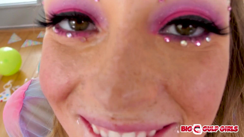 Top Web Models: Sexy malá prsa blondýna Charlotte Sins POV polykání spermatu kouření