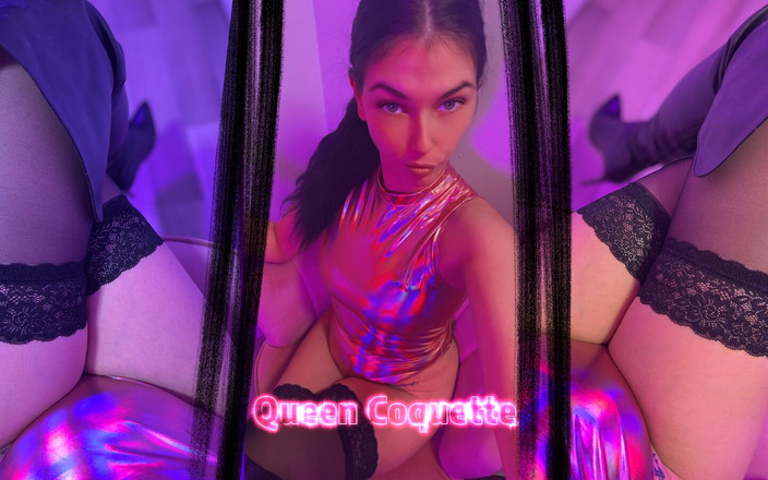 Queen Coquette: Kouř Ponížení – kouřím cigaretu, zatímco ty olizuješ mé špinavé boty po...