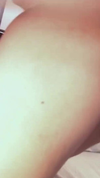 Fată sexy futută și umplută de spermă pe pat