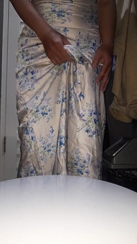 Crossdressing cum vistiendo satén halter neck vestido
